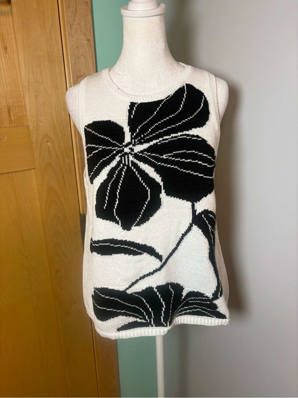 Ann Taylor Black White Floral Sweater Tank NWT Size Large